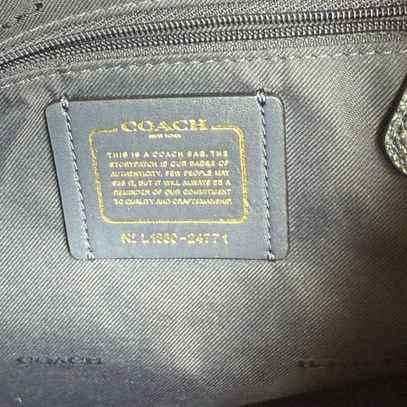 Coach dark navy Turlock hobo. Detachable crossbody strap - Picture 4 of 4